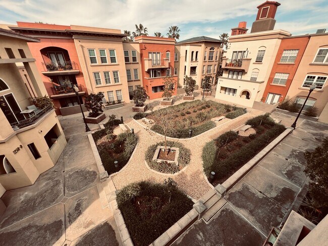Foto del edificio - Renovated Uptown District Top Floor Condo in the Hillcrest