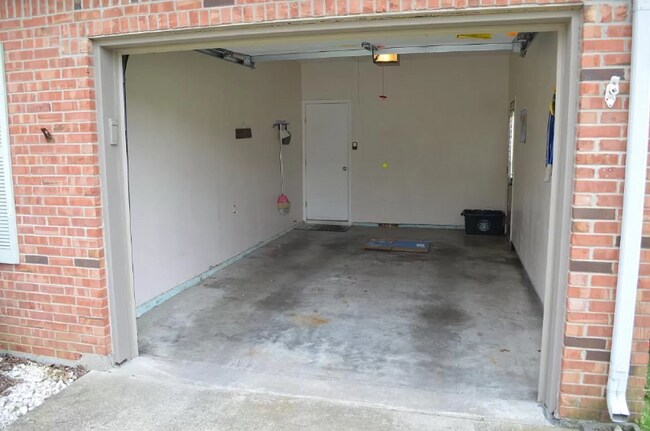Building Photo - 516 Country Club Dr
