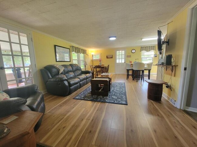 Building Photo - Furnished Lake House for the winter!