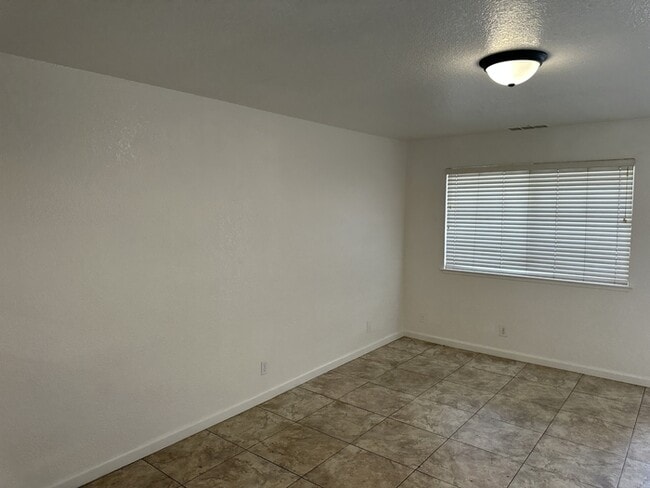 Building Photo - Riverbank 3 Bedroom 2 Bath Fourplex with G...