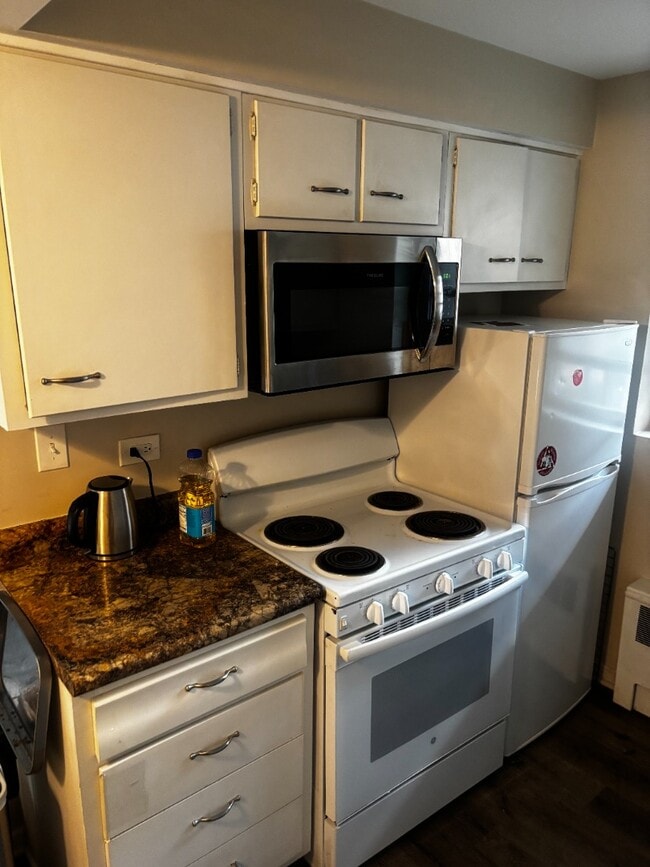 Building Photo - BEAUTIFUL MUST SEE CHARMING 1 BED/1 BATH WITH FRE HEAT....MUST SEE!!!