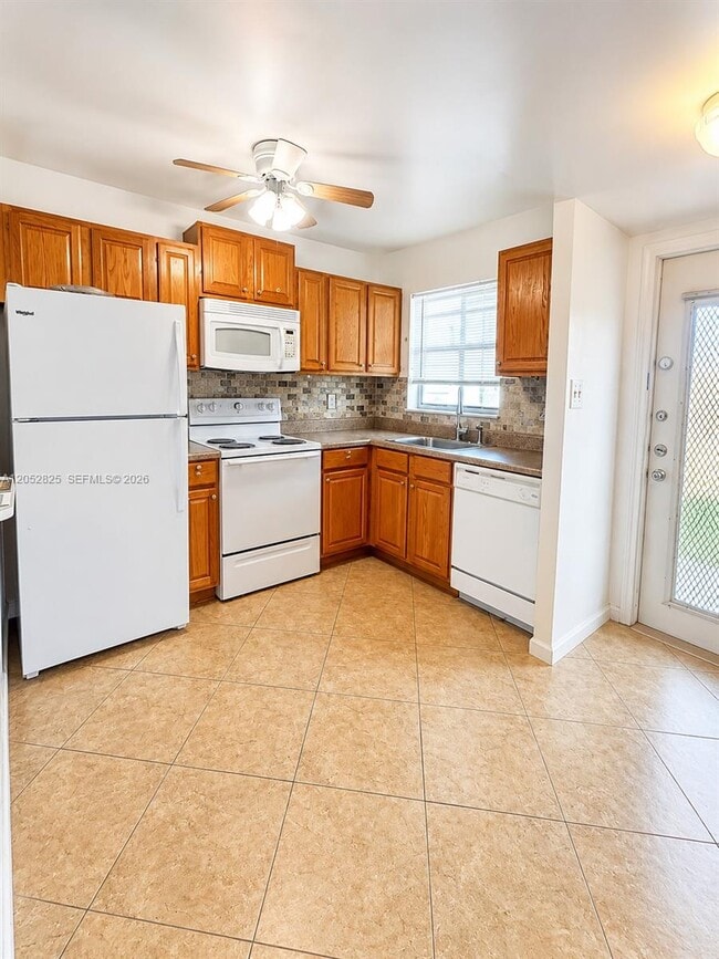 Foto del edificio - 8220 Sunrise Lakes Blvd