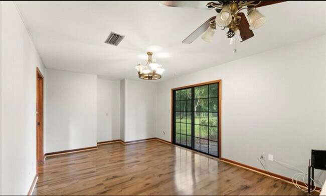 Foto del edificio - 4906 Yellow Water Rd