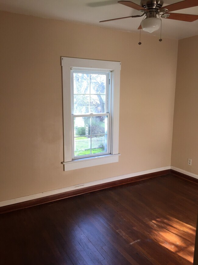 Bedroom - 318 N Pardee St