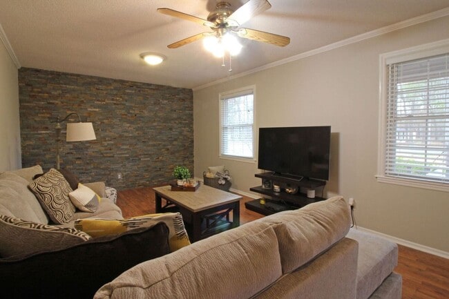 Foto del edificio - 303 Dobbs Dr SE