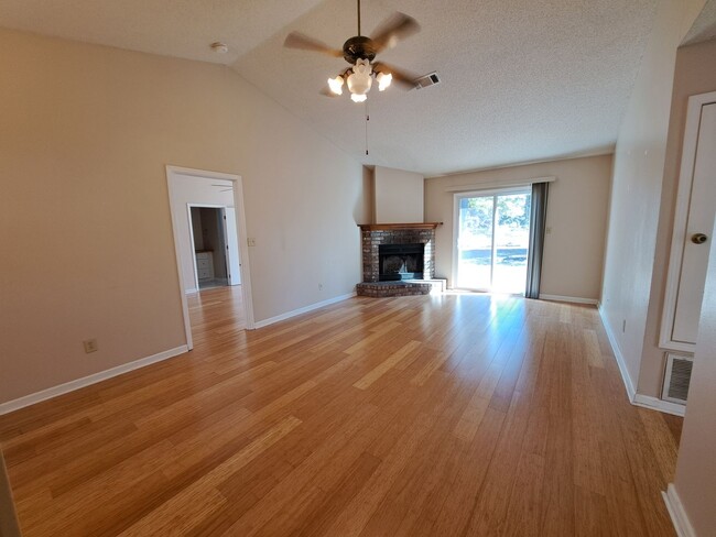 Building Photo - Remodeled 3BR/2BA home in great central lo...