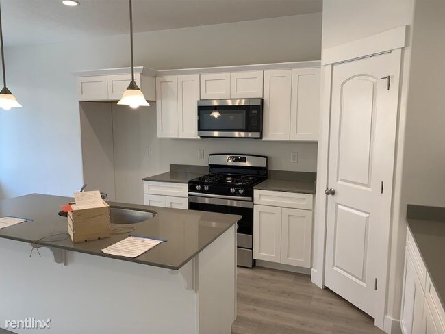Building Photo - 3 br, 2.5 bath Townhome - 3740 W 2380 N