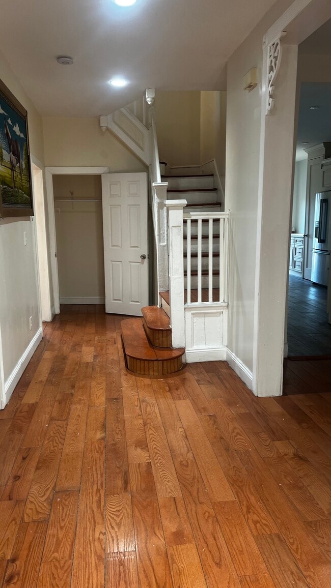 Vestíbulo - 127 S Burnett St