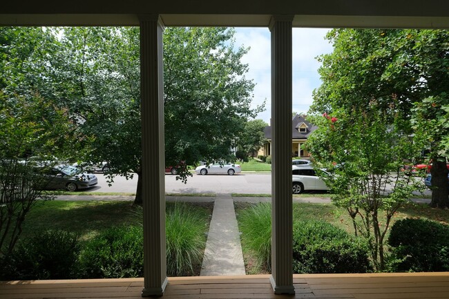 Building Photo - Charming Two-bedroom home in East Nashvill...