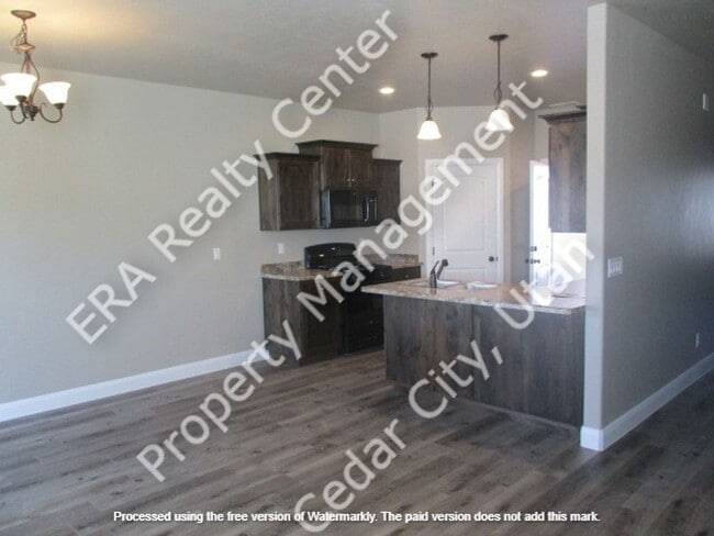 Building Photo - Move-In Discount - 3 Bedroom - 2.5 bathroom - in the heart of Cedar City!