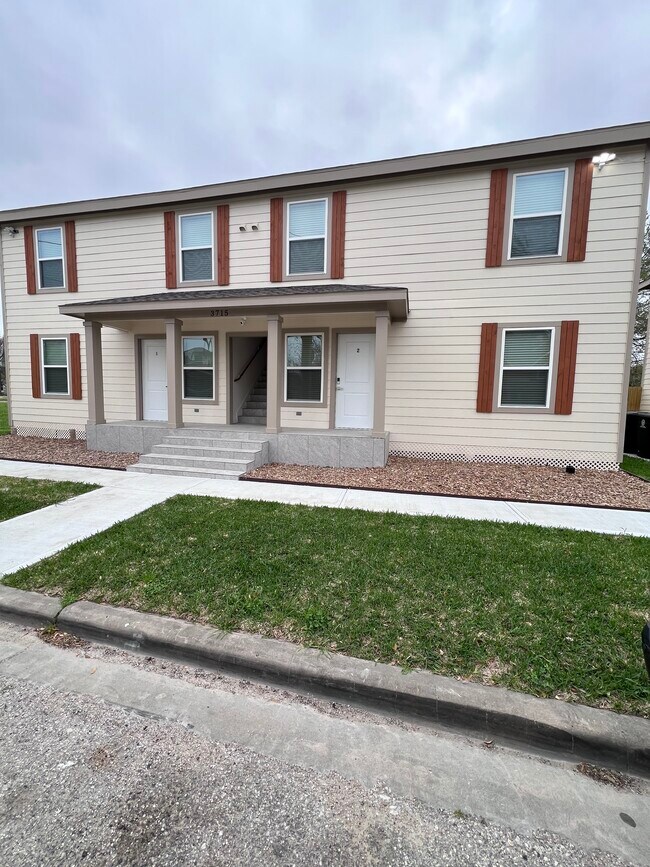 Building Photo - 3715 Saint Charles St