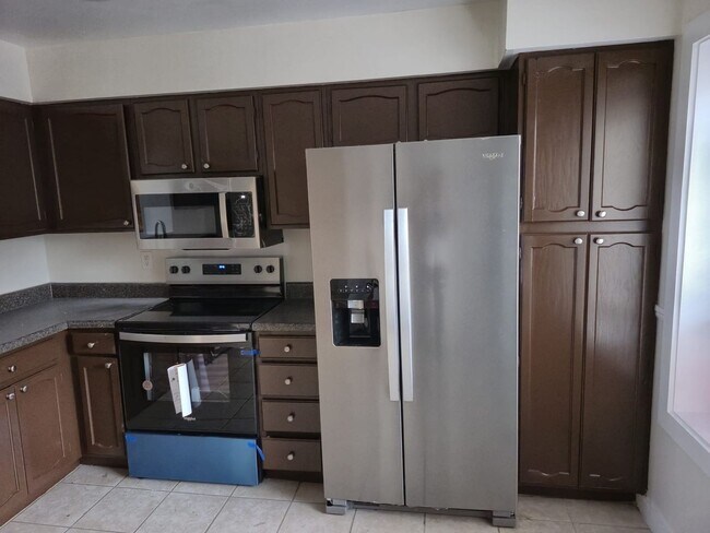 Building Photo - Spacious 3BR Condo in Newport News