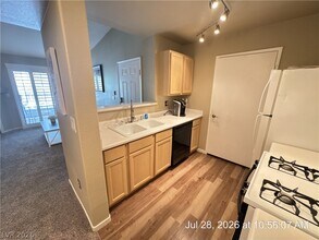 Building Photo - 950 Seven Hills Dr