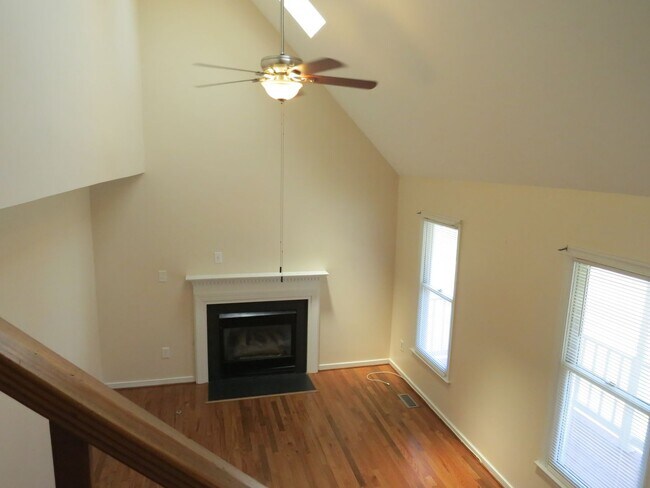 Building Photo - Beautiful, Spacious 4 Bedroom Home in Midl...
