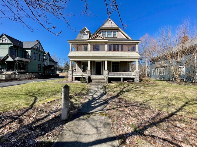 Foto del edificio - 237 Stuart Ave