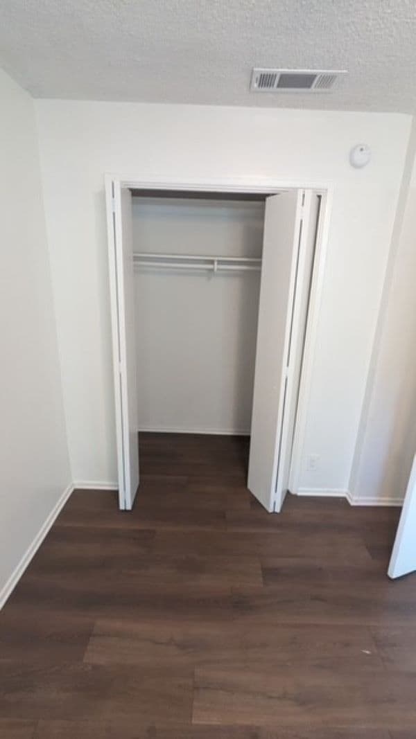 Foto del edificio - 10420 Commerce Ave