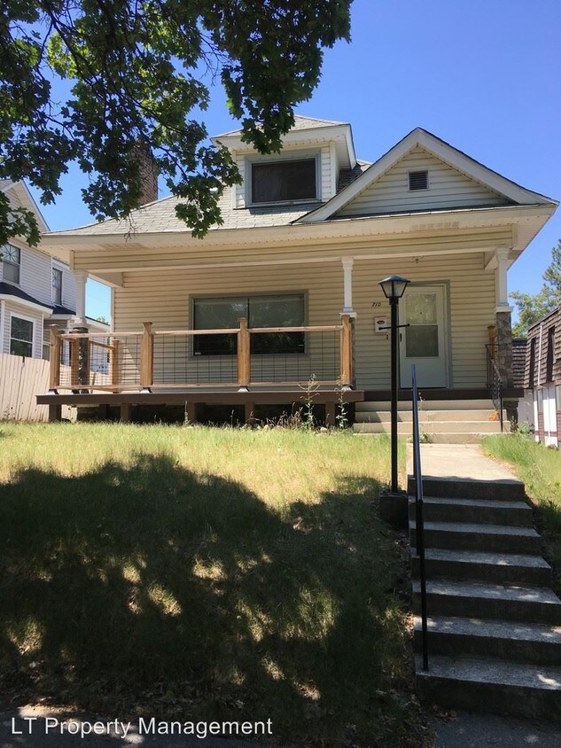 Primary Photo - 4 br, 1 bath House - 710 South Oak Street
