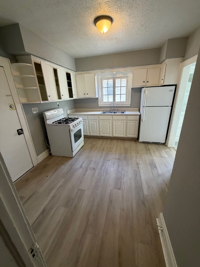Building Photo - Must See Upper Unit
