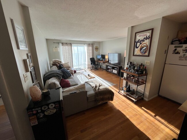 Building Photo - Pet Friendly - Balcony - Close to Whole Fo...