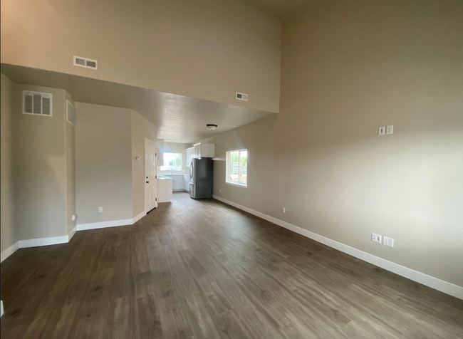 Building Photo - 475 175