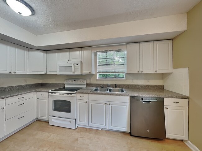 Building Photo - 1711 6th Pl Cir NW