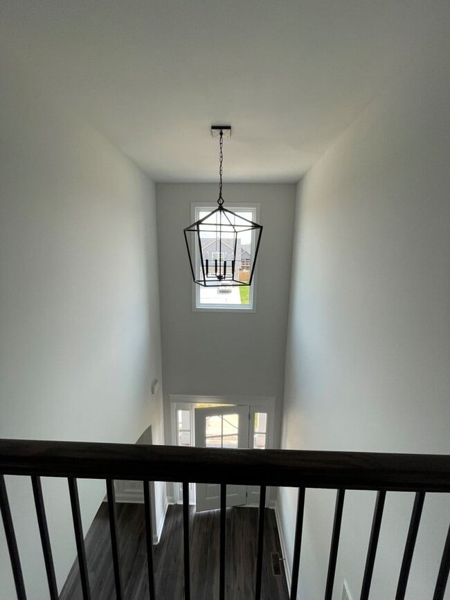 Building Photo - 6 bedroom/3 Baths + Bonus room!  Backs up ...