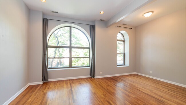 Building Photo - 847 N Damen Ave