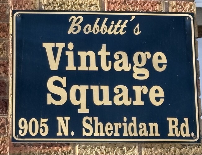 Building Photo - 905 N Sheridan Rd