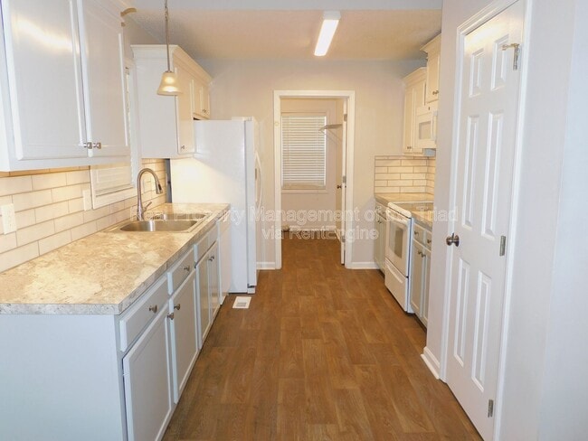Building Photo - 2988 Butterwood Dr