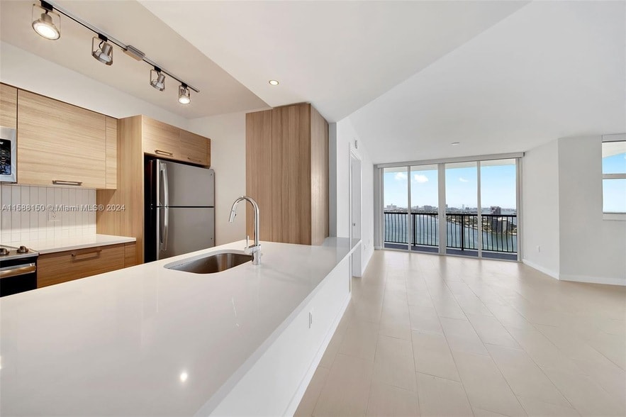 Primary Photo - 1756 N Bayshore Drive Unit 26B