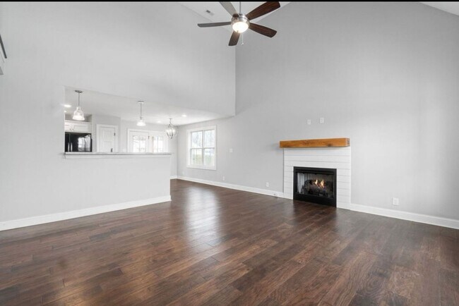 Foto del edificio - Beautiful 4 bedroom home in Clarksville - ...
