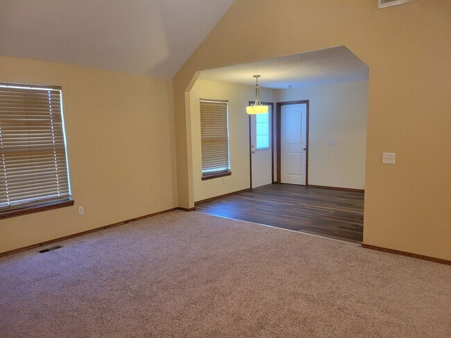 Foto del edificio - Strafford 3 Bedroom 2 Bath Beauty!  $1395