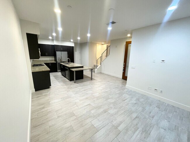 Foto del edificio - Updated 3 bed / 2.5 bath home in the desirable Frame & Focus community of Civita