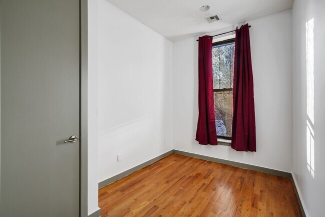 Foto del edificio - ROOM ONLY in 4-bed/1.5-bath Home