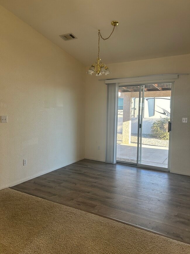 Comedor - 3720 Churchill Dr