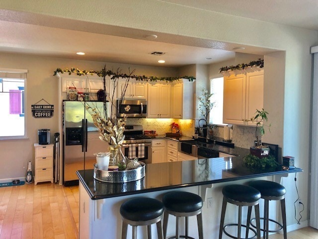 Foto del edificio - Beautifully updated, tri- level 4 Bd/2.5 B...