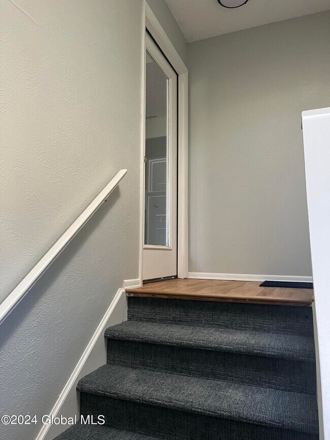 Building Photo - 212 Grenadier Ct