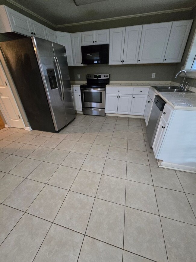 Foto del edificio - 3 Bedroom 2 Bathroom Brick Home in Pineville - Large Yard - $1600 per month