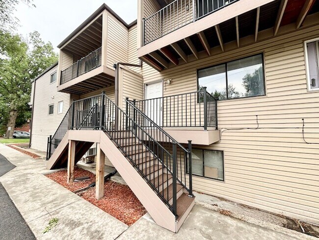Foto del edificio - 6021 Yarrow St