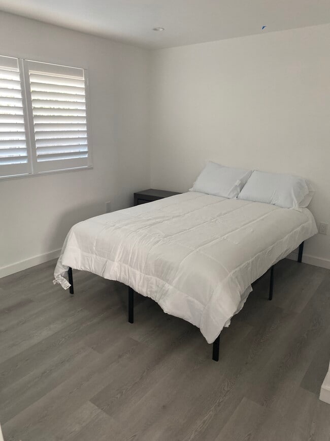Master Bedroom / Bathroom - 1114 S Exmoor Ave