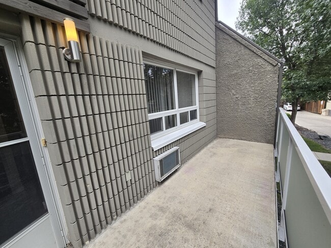 Building Photo - 206 Greenway Crescent W