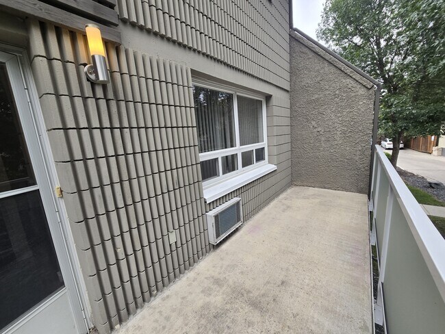 Photo du bâtiment - 206 Greenway Crescent W