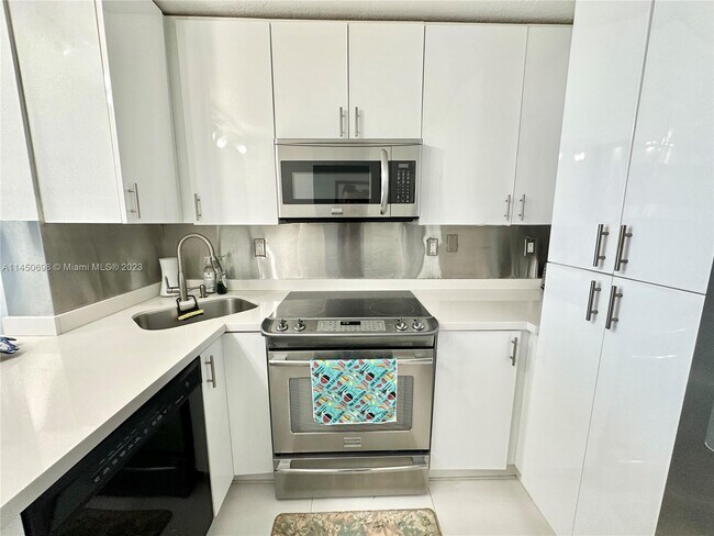 Foto del edificio - 4000 NE 170th St