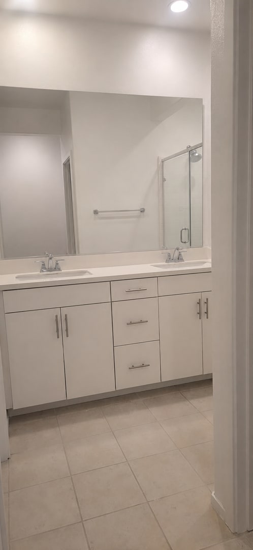 Building Photo - Modern 3-Bedroom Townhome in Gated Strata Pointe