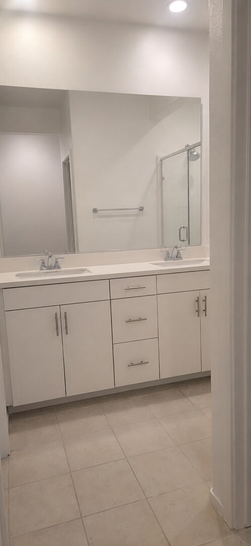 Foto del edificio - Modern 3-Bedroom Townhome in Gated Strata Pointe