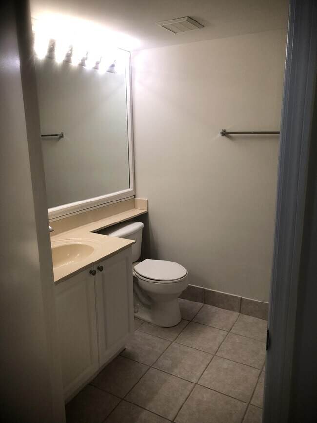 Foto del edificio - 200 Crestwood Ct N