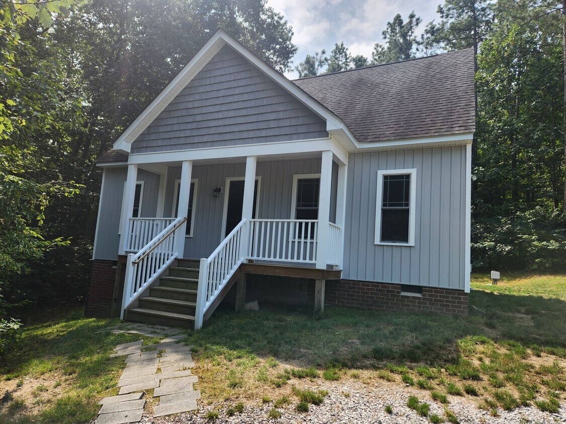 Foto principal - Blackstone- 4 Bed 2 Bath Cape Style Home