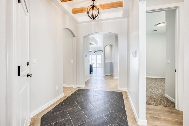 Foto del edificio - Beautiful East side House 4 bed-2.5 baths, part of The  Club that includes Swimming Pool, Gym, Te...