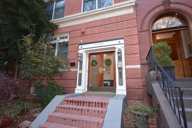 Building Photo - Amazing Junior One Bedroom in the Heart of...