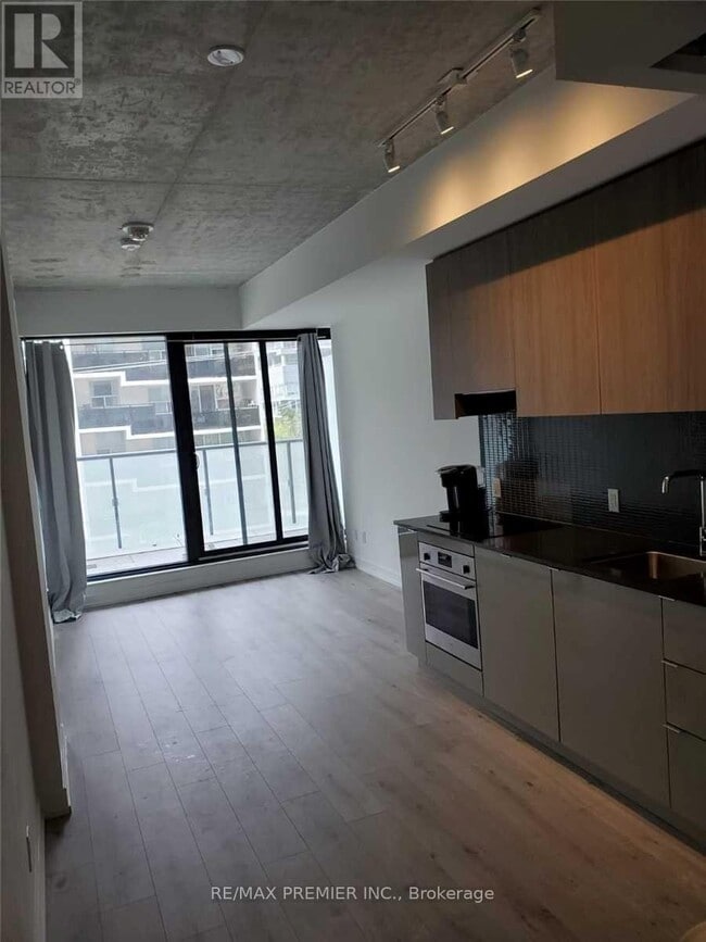 Building Photo - 161 Roehampton Ave